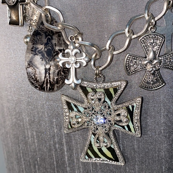 Chunky silver BoHo cross necklace w/clasp - Picture 3 of 5